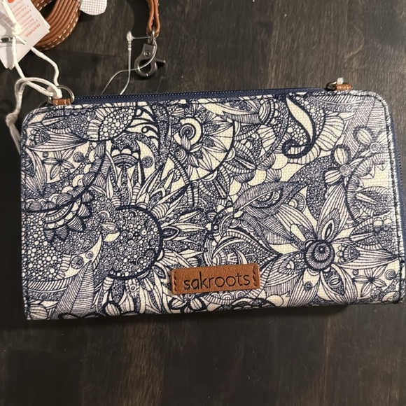 Sakroots Blue Artist Circle Wristlet Crossbody Wallet Fits Smartphone NWT - Picture 3 of 8